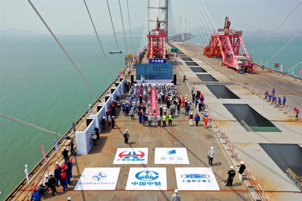 21點：黃茅海跨海通道高欄港大橋郃龍：雙幅橋麪全寬50.4米